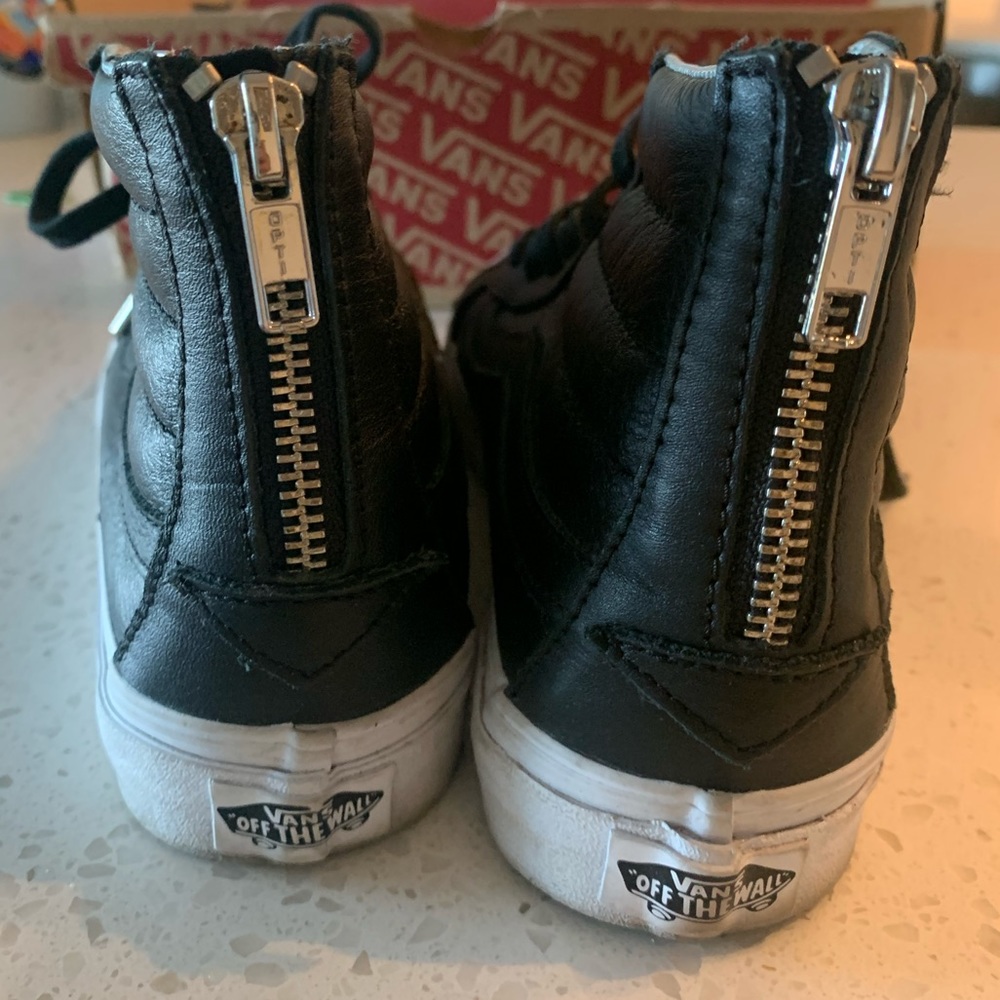Vans Black leather. Back Zipper. Metallic inside.